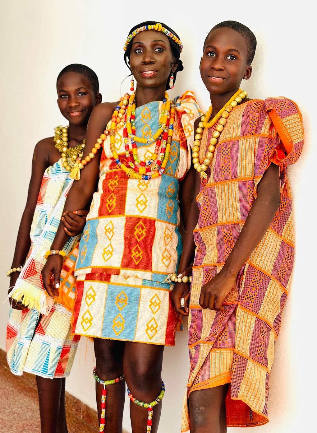 Femme et deux enfants en parures assorties