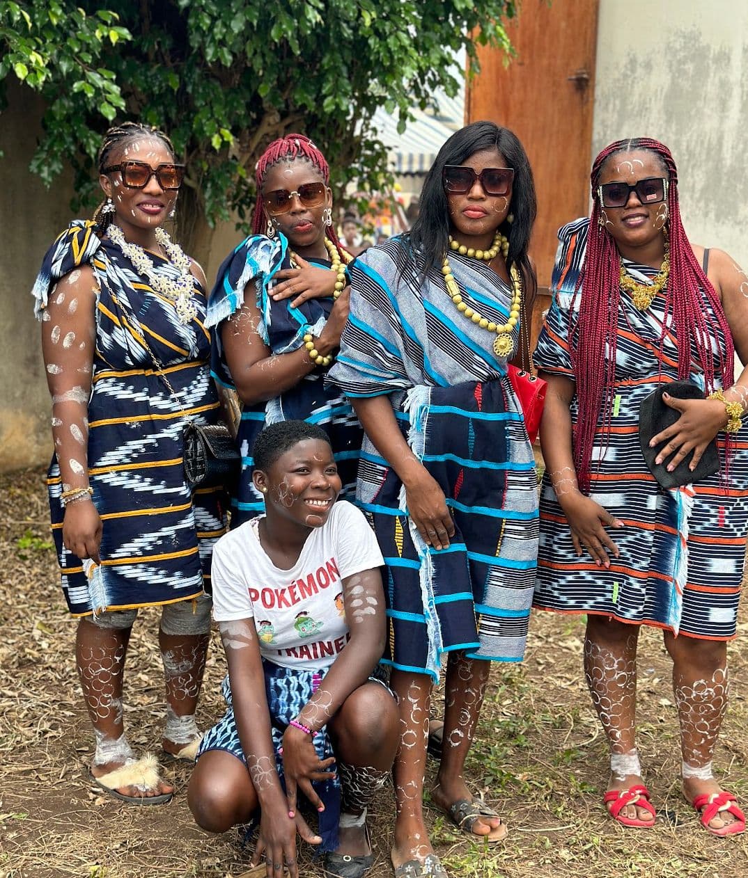Groupe de femmes en pagne baoulé, corps peints au kaolin